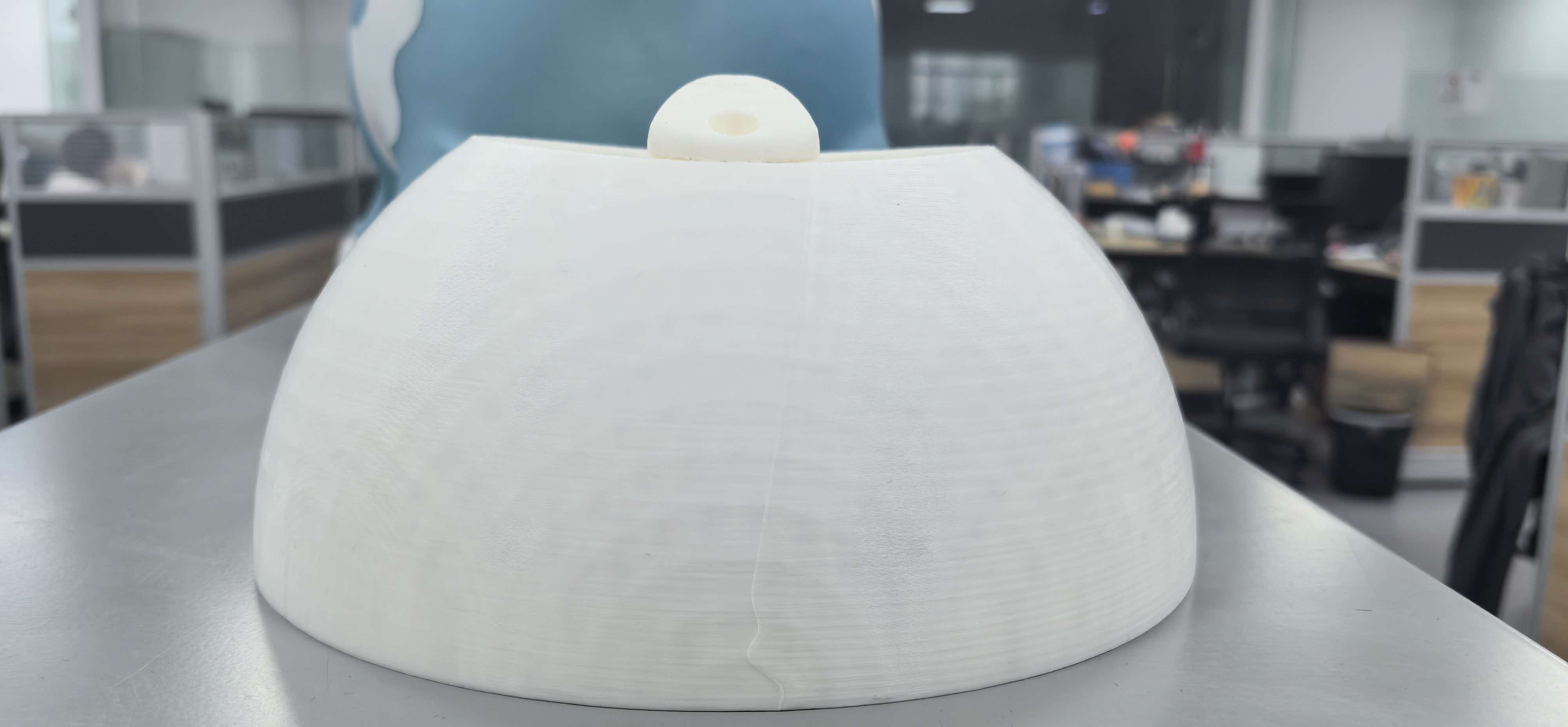 白色太极水球原型侧面,展示整体外壳