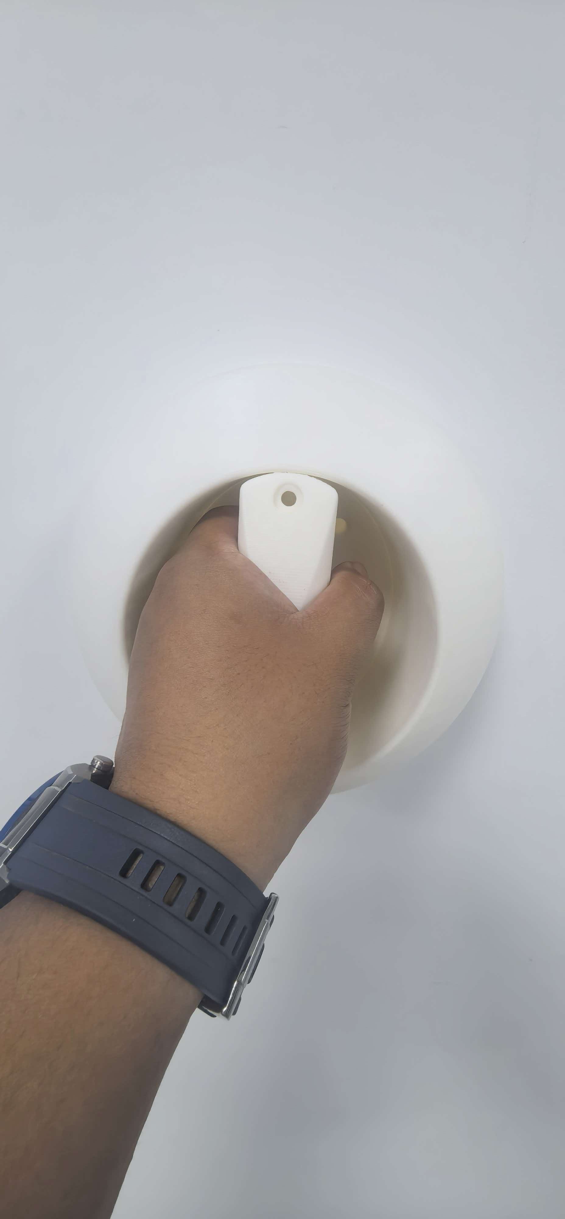 手握太极水球内部把手的侧面视角
